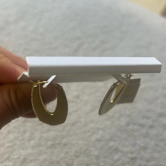 Kendra Scott Gold Hoop Earrings “Adeline Hoop” - Picture 6 of 11